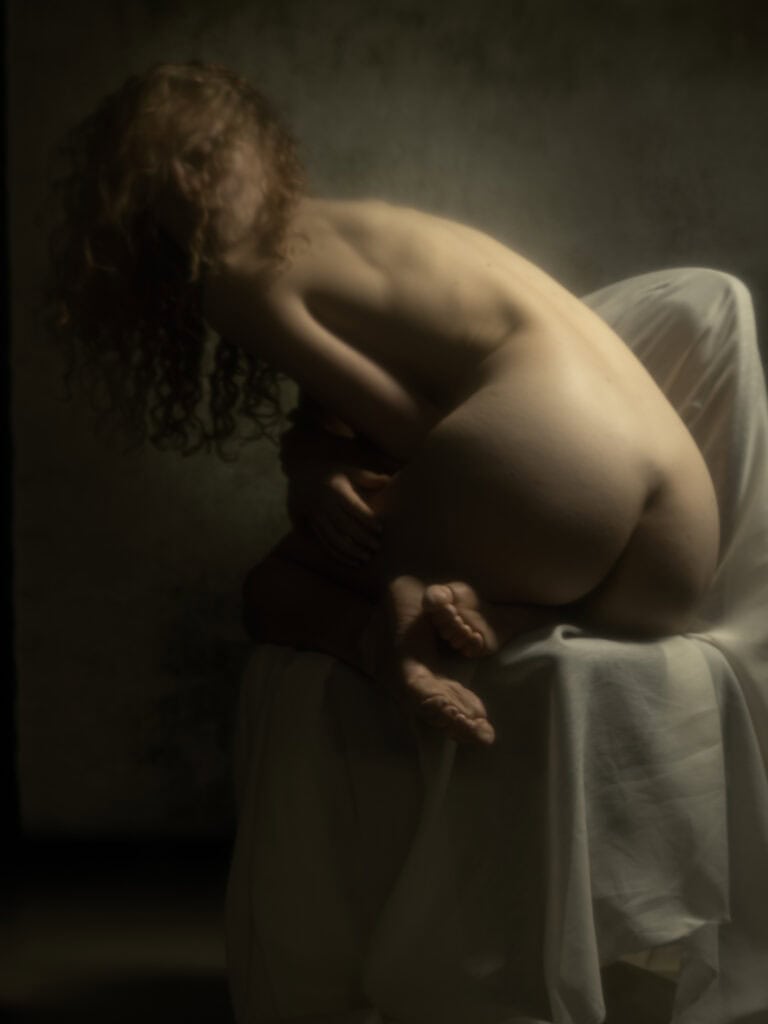 Nu femme, lumière douce, pose artistique, photographie studio, élégance.