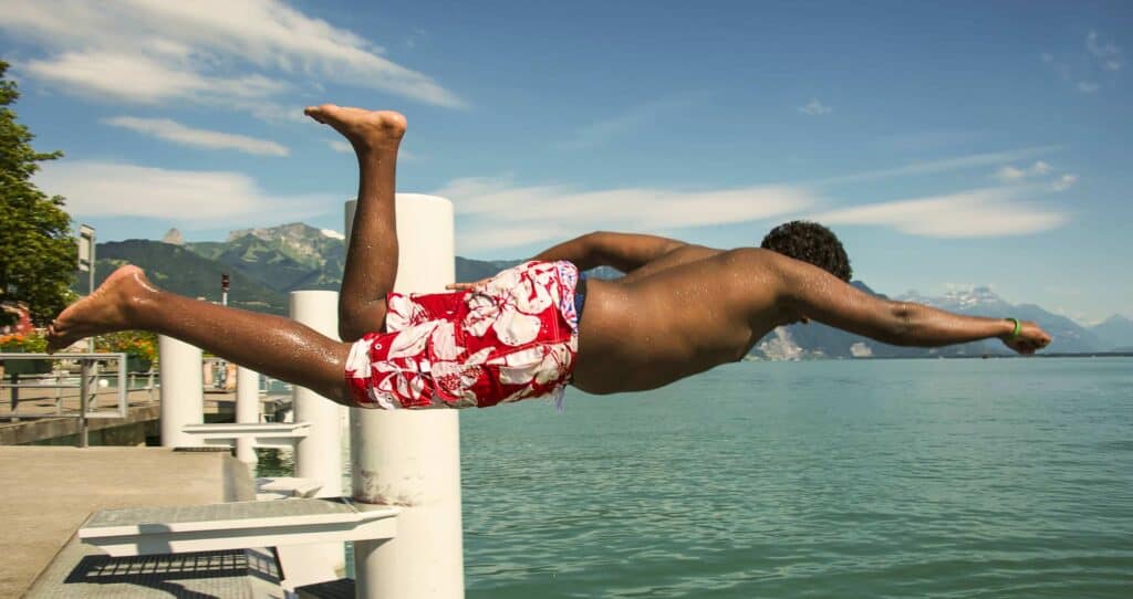 Shooting action au bord du lac