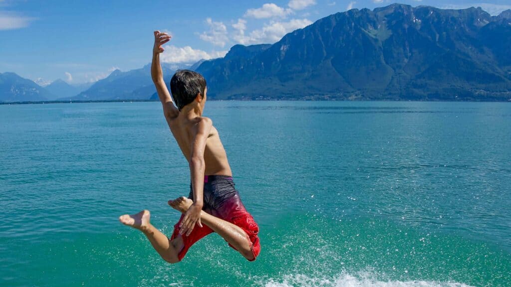 Shooting action au bord du lac