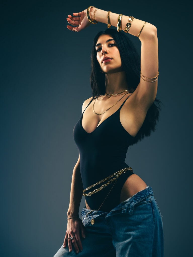 Jeune femme pose portrait mode, maillots et accessoires de bijoux, vêtement tendance pour shooting photo professionnel.