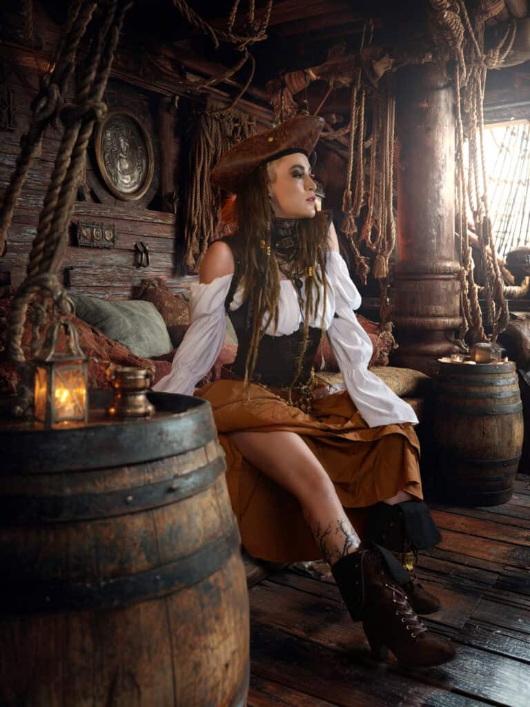 Femme pirate en costume dans une taverne en bois, ambiance maritime.