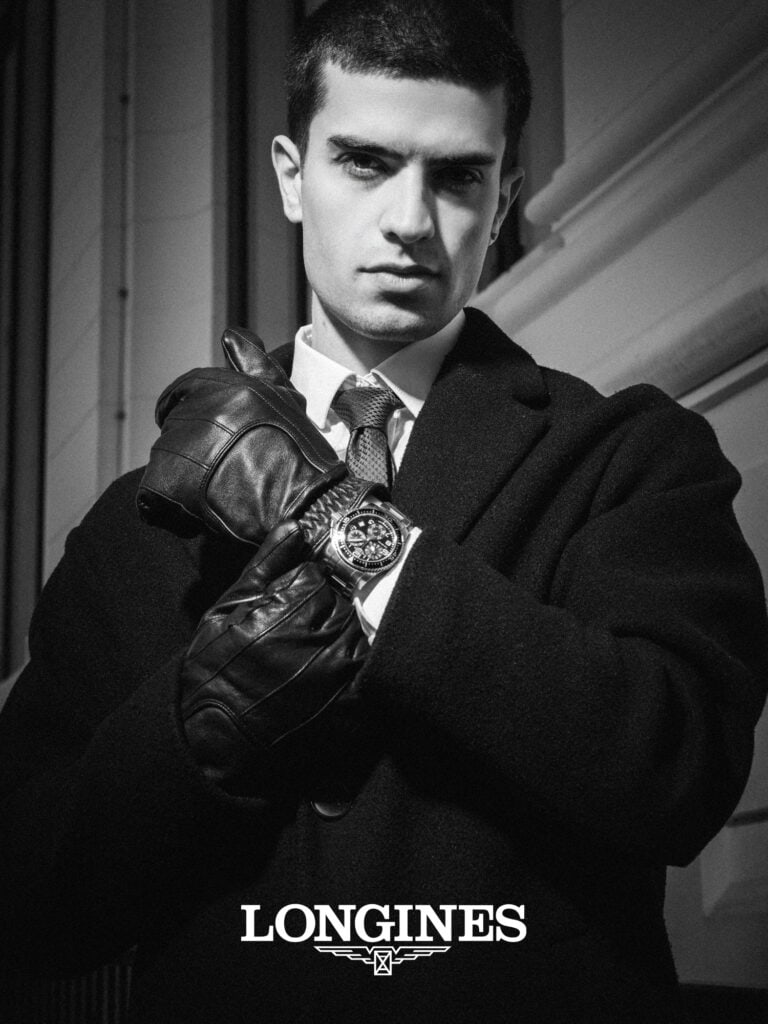 Balayage noir et blanc d’un homme sophistiqué portant un manteau et des gants en cuir, affichant con.