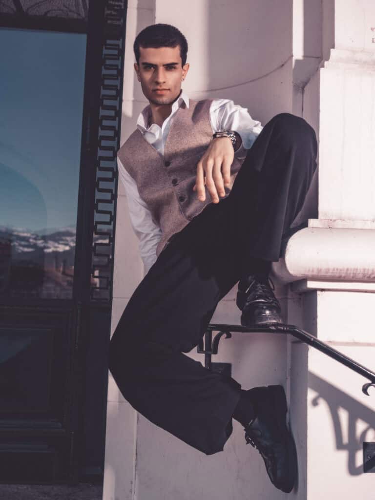 Portrait d'homme élégant en tenue professionnelle, studio Coloria, ambiance moderne.