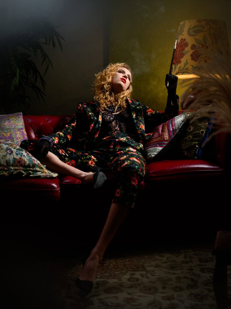Vêtement de mode vintage porté par une femme dans un studio, ambiance sombre et élégante.