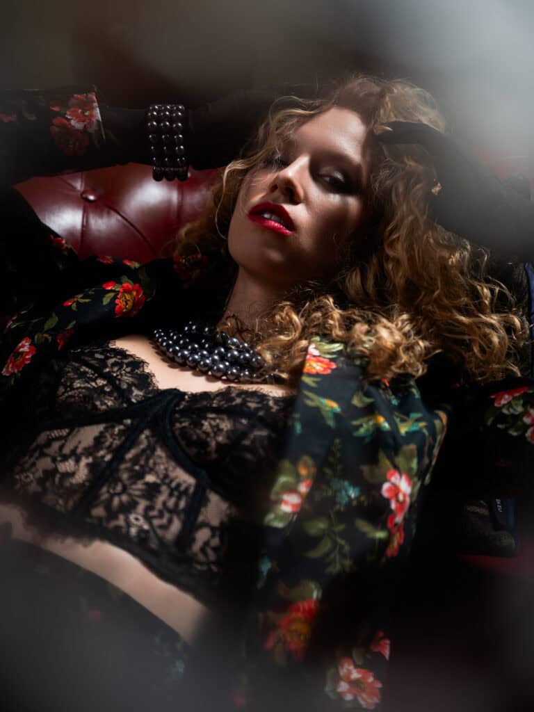 Portrait d'une femme élégante avec maquillage sophistiqué et vêtements de mode dans un studio profes.