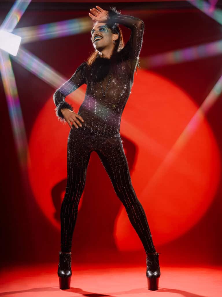 Énergie et performance sur scène avec une artiste en costume scintillant lors d'une performance vibr.