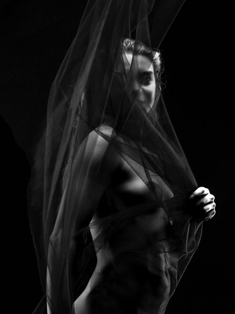 Balade artistique d'une femme derrière un voile transparent.