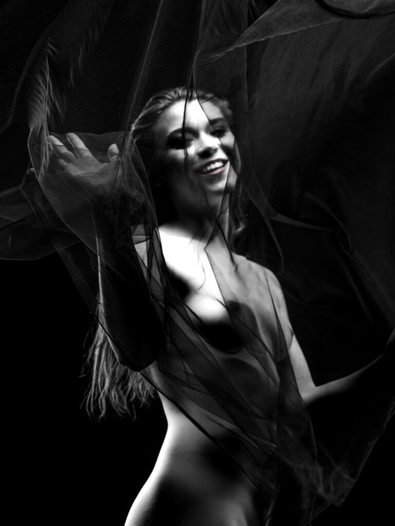 Balade élégante d'une femme avec voile noir.