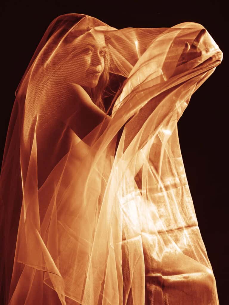 Vêtement en tissu léger et transparent, mannequin féminin créant une silhouette élégante.