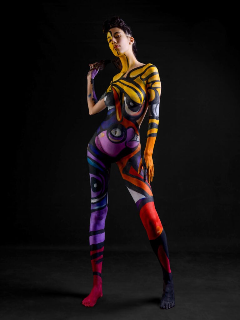 Modèle peint à la main avec un design abstrait coloré sur tout le corps.