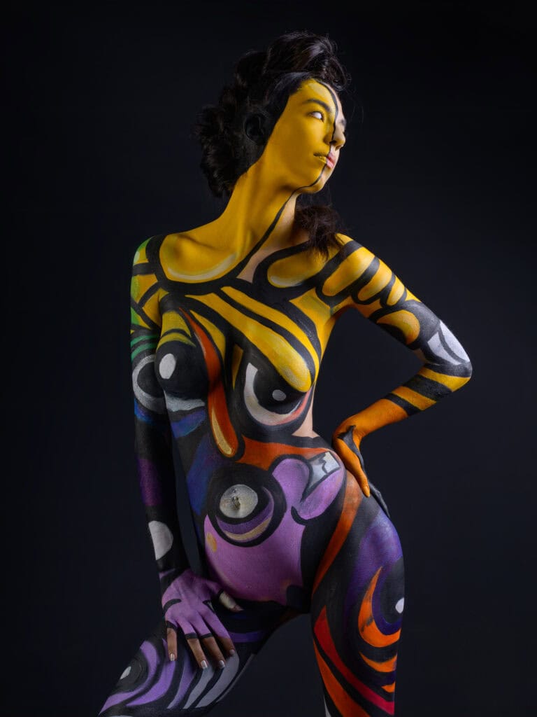 Modèle avec body peint à la main, art corporel vibrant et créatif.