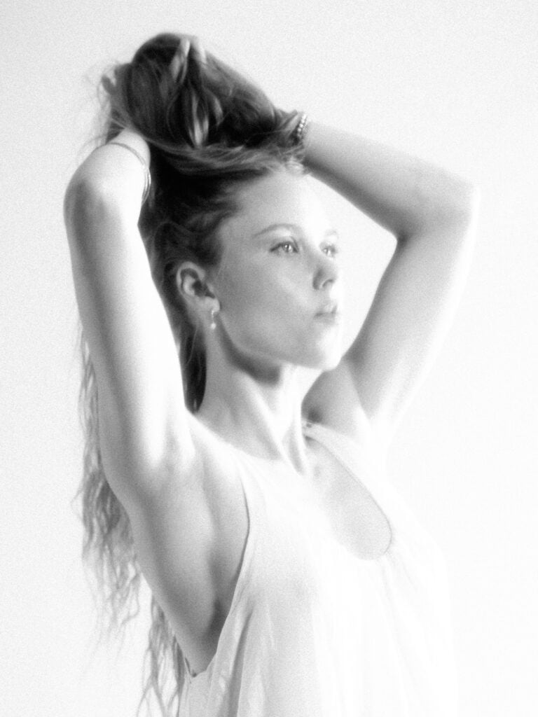 Portrait artistique en noir et blanc d'une femme avec cheveux longs.