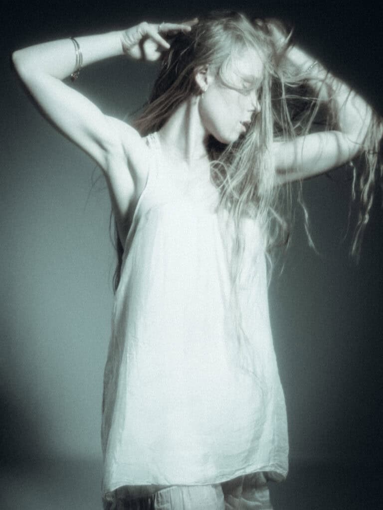 Portrait artistique d'une femme avec cheveux longs et mouvement.