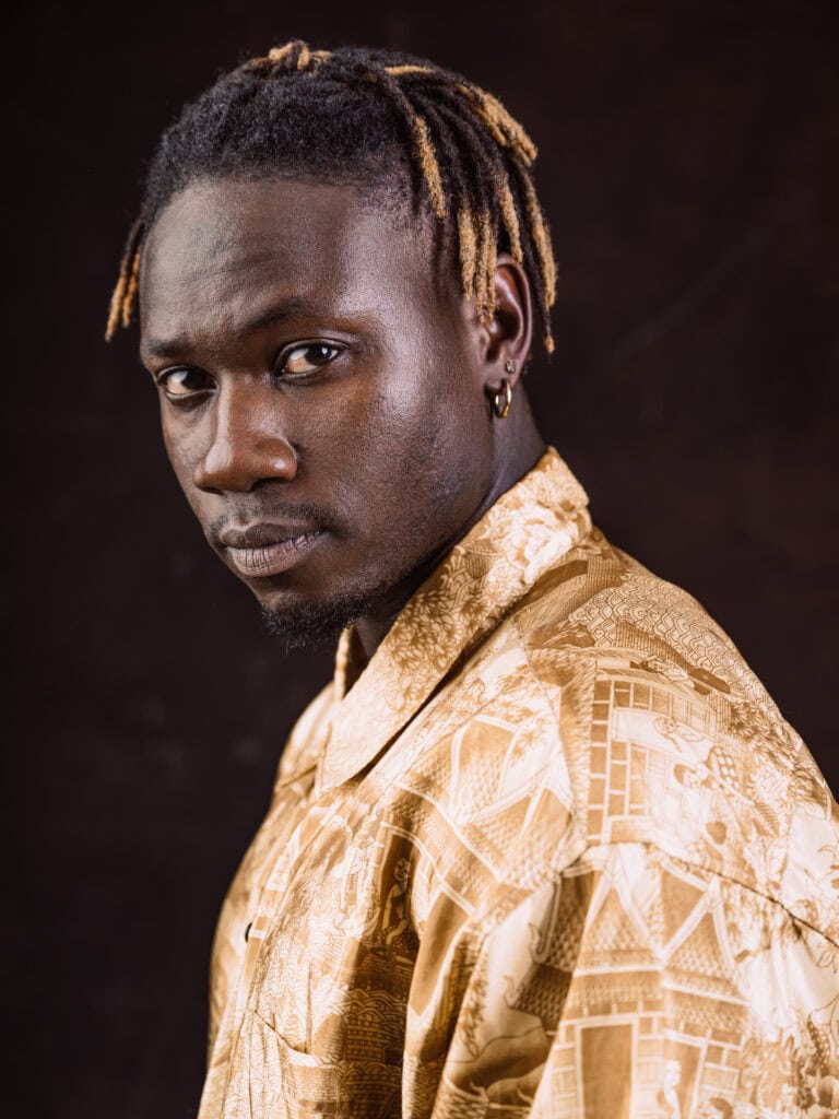 Homme avec dreadlocks, portrait studio, style contemporain.