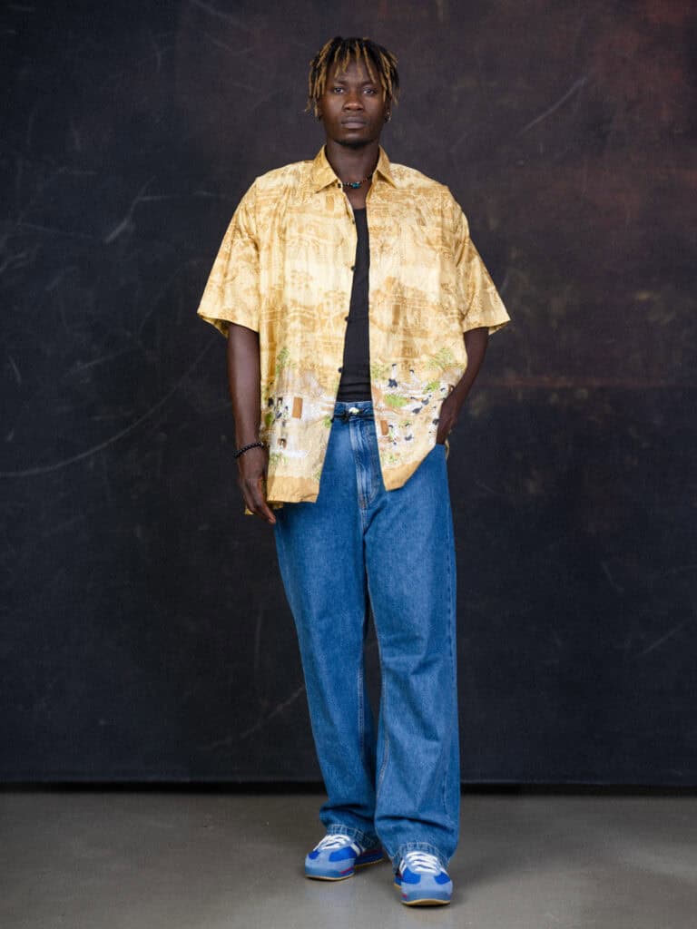 Vêtement décontracté pour homme, style urbain, en studio avec fond sombre.
