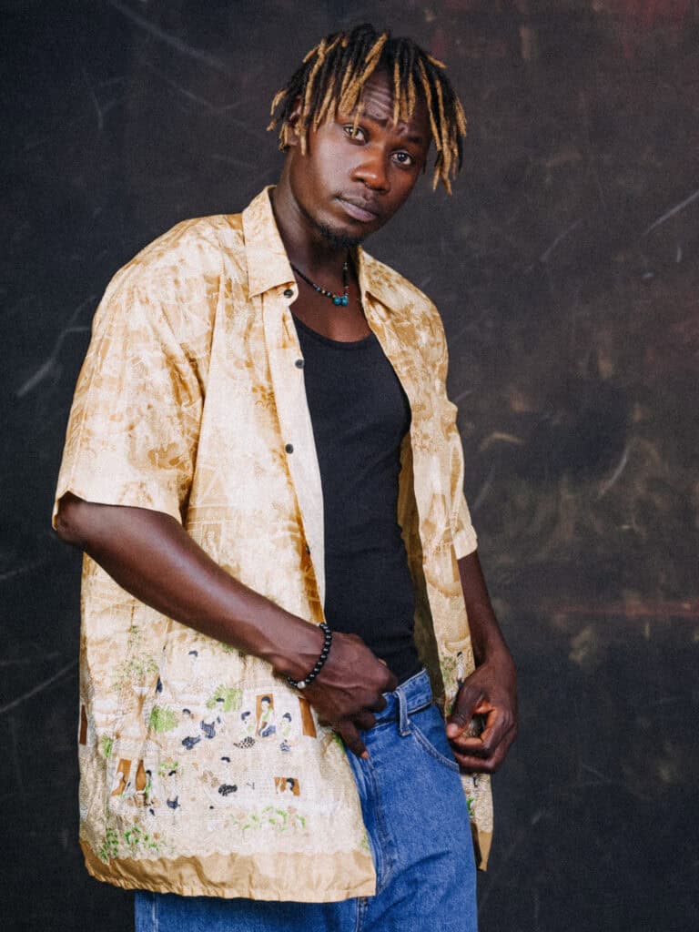 Homme mode, portrait, style urbain, chemise beige, look décontracté, photographie artistique.