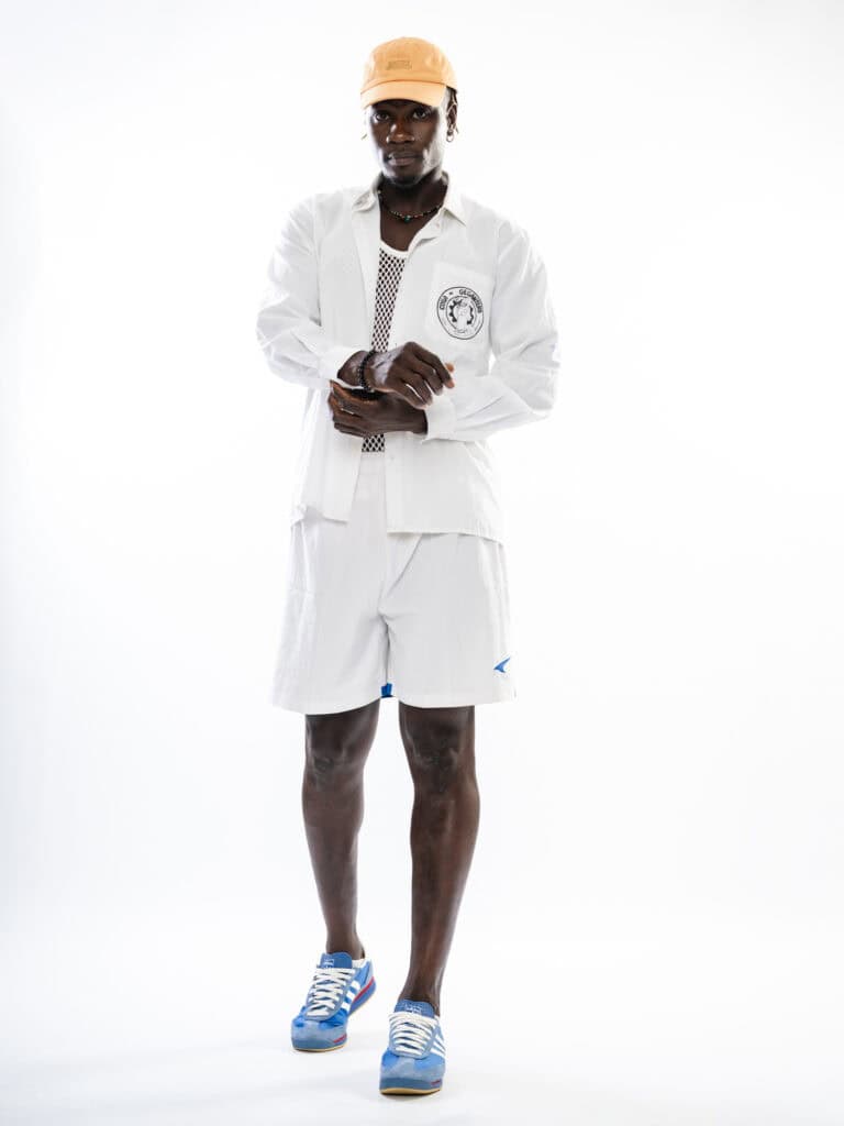 Balade urbaine d’un homme en style décontracté avec casquette beige, veste blanche et baskets bl.