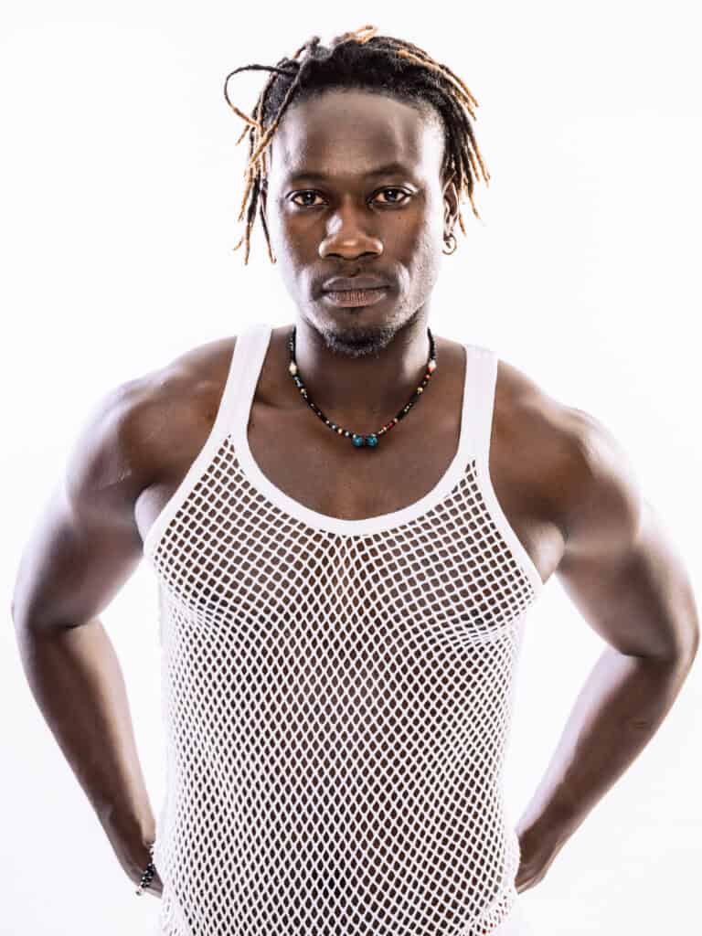 Vêtement de sport en mesh blanc pour homme, style moderne et respirant, parfait pour l'entraînement.