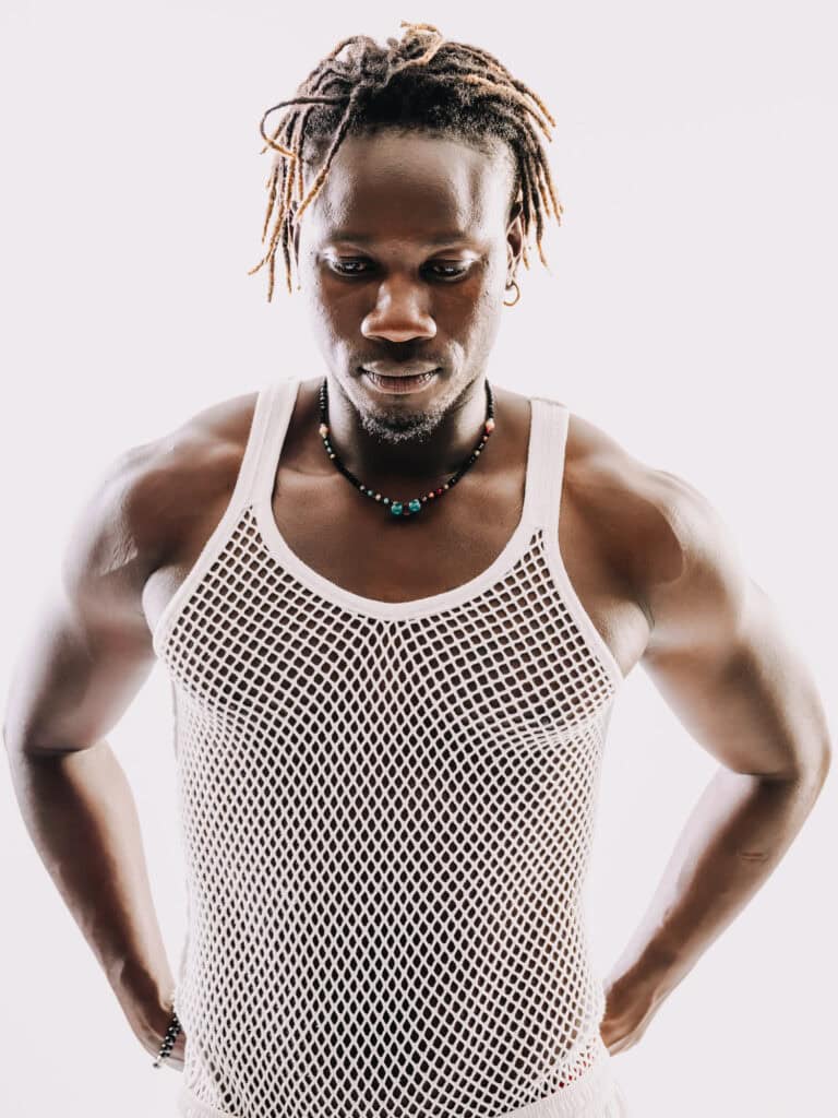 Vêtement de sport pour homme en mesh blanc, moderne et respirant, idéal pour l'entraînement et le fi.