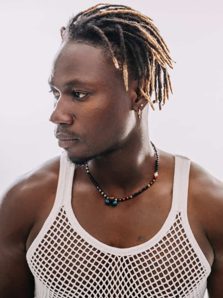 Vêtement de sport pour homme, style moderne et confortable, idéal pour l'entraînement et le fitne.