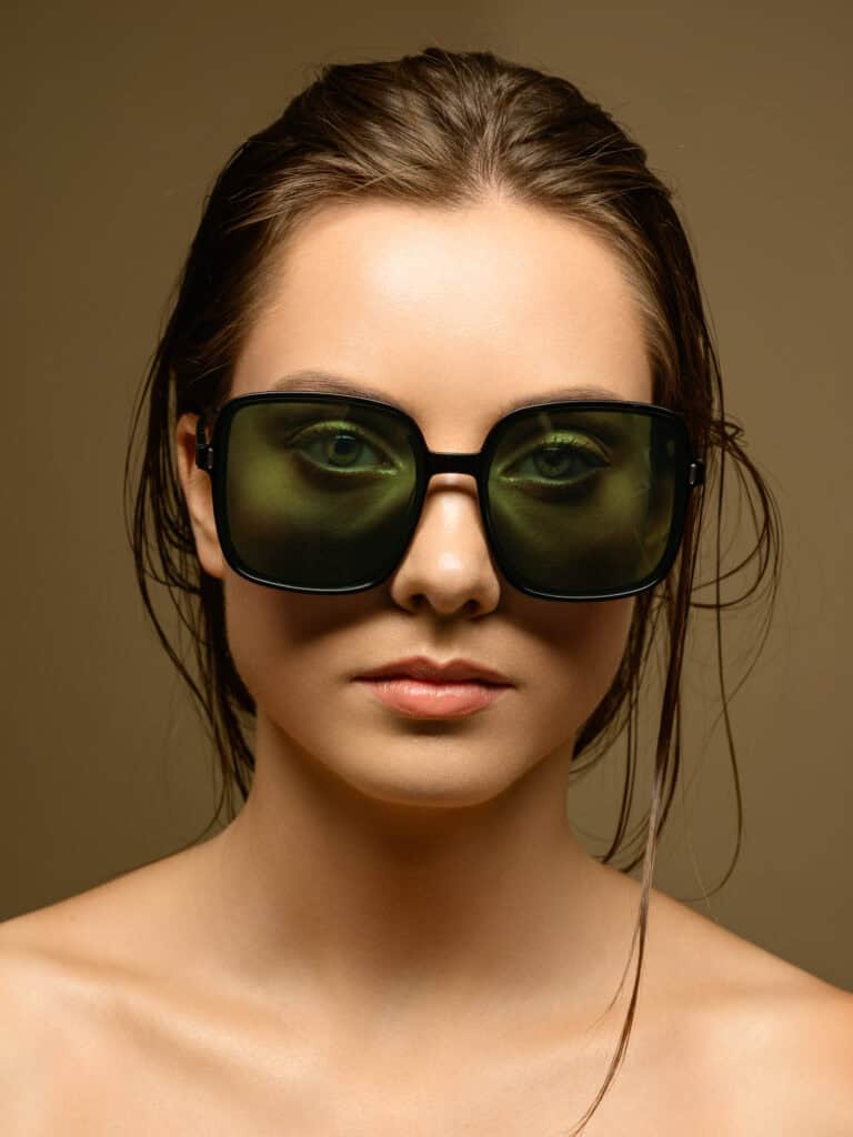Jeune femme portant de grandes lunettes de soleil noires.