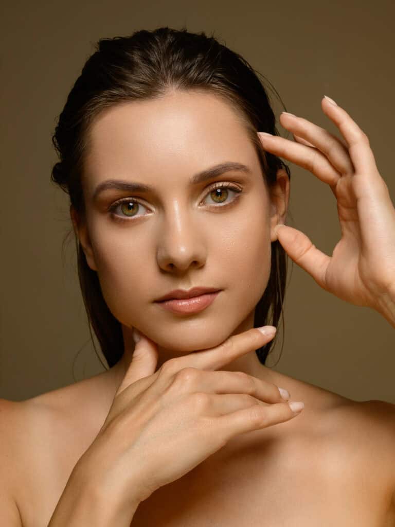 Portrait d'une femme avec peau claire et yeux verts, expression douce et naturelle.