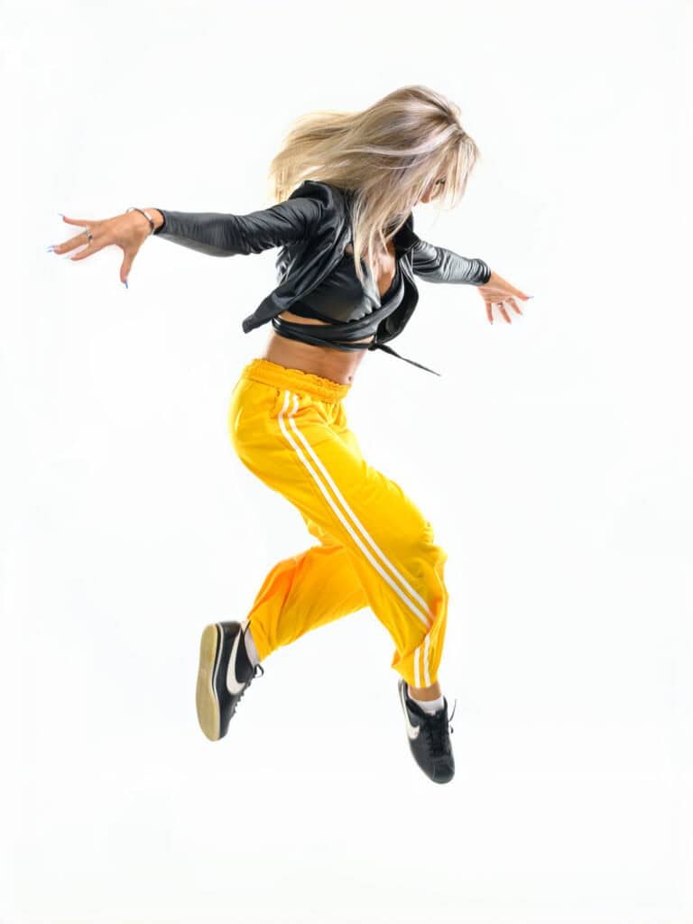 Danseuse en mouvement sautant avec style et énergie.