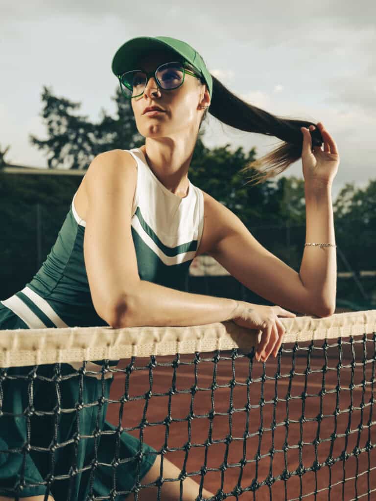 Jeune femme en tenue de tennis sur court en pleine action.