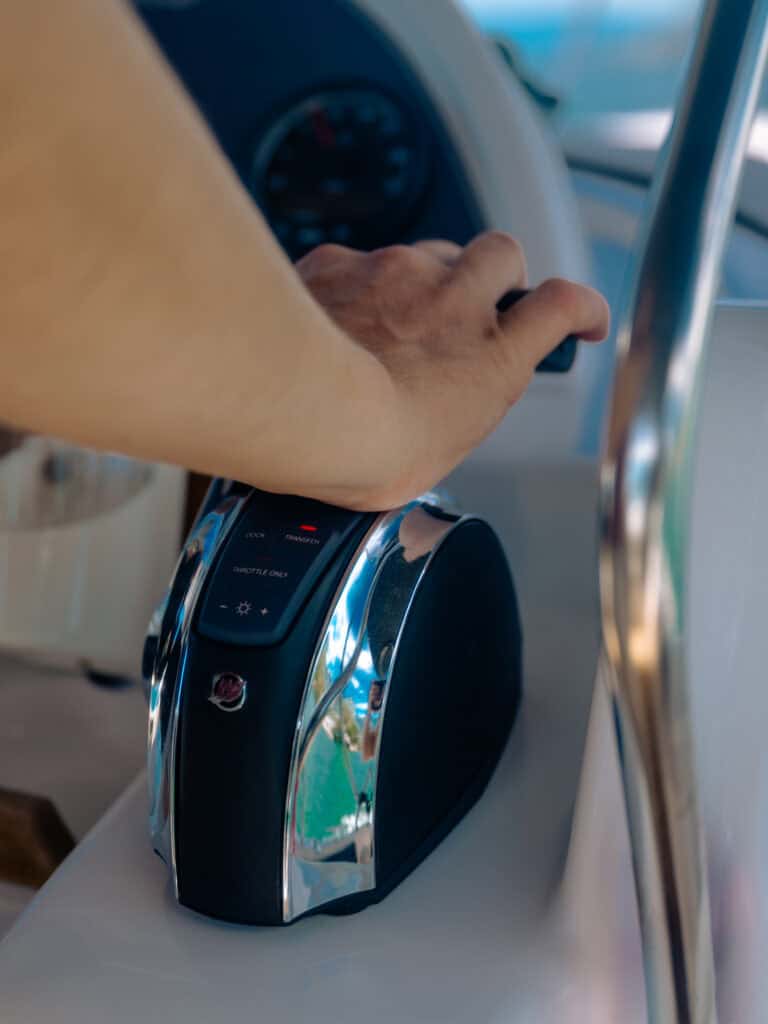Main sur le volant d'une voiture, vue intérieure moderne.