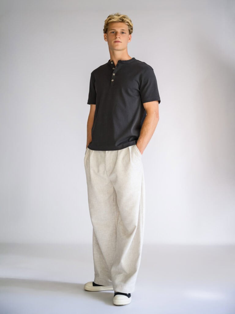 Jeune homme en tenue décontractée dans un studio de photographie.